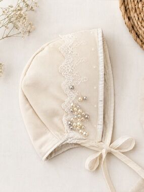 Baby girl bonnet with lace and pearls